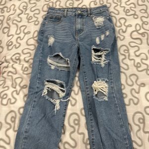 I’m selling these ripped jeans